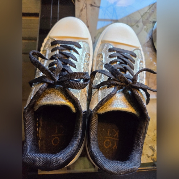 Stylish Women's Glitter Sneakers - Picture 2 of 7